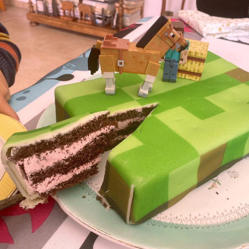Figurine Minecraft® sur gâteau « monde des jeux »