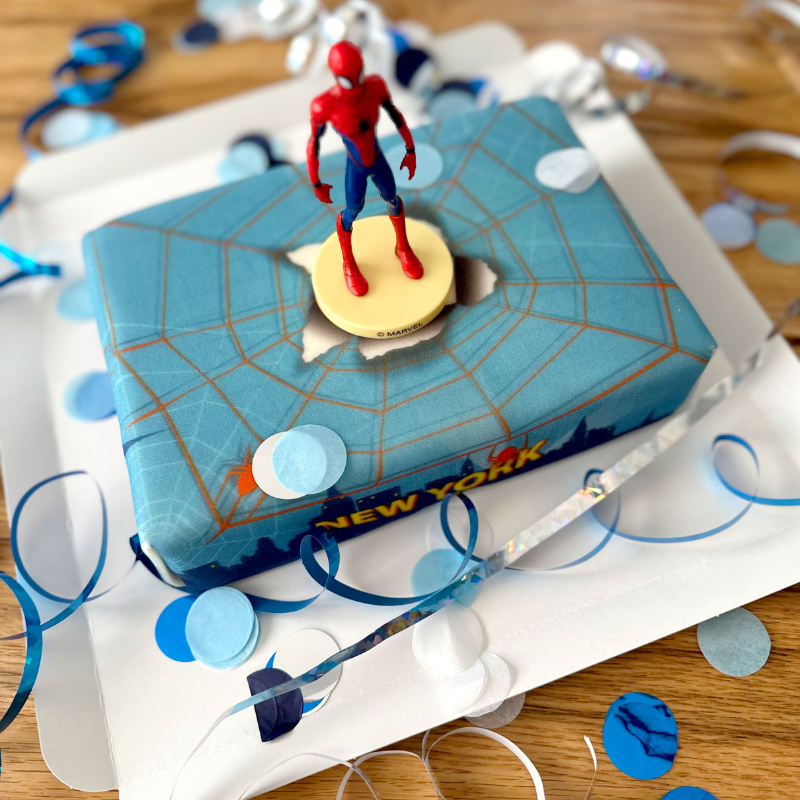 Figurine Spiderman® sur Gâteau avec toile d'araignée au-dessus de New York