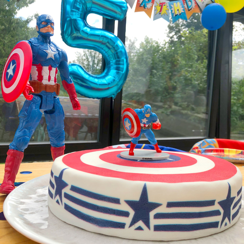 Figurine Captain America® sur Gâteau bouclier