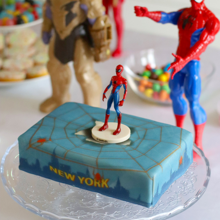 Figurine Spiderman® sur Gâteau avec toile d'araignée au-dessus de New York