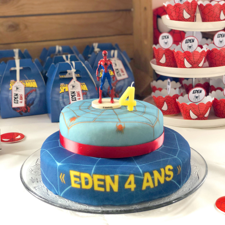 Gâteau Spiderman® et sa toile d'araignée avec ruban