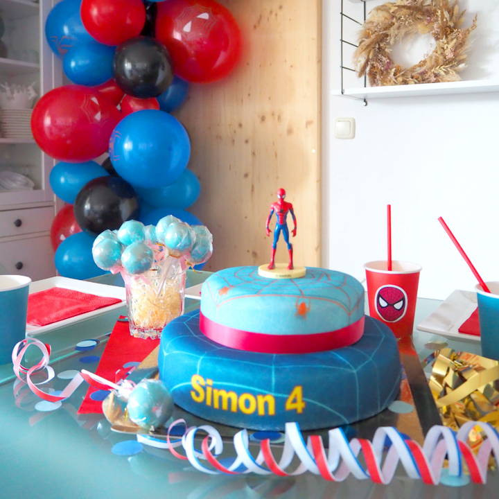 Gâteau Spiderman® et sa toile d'araignée avec ruban