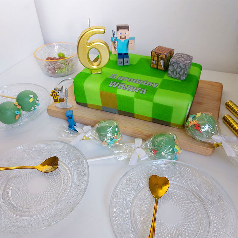 Figurine Minecraft® sur gâteau « monde des jeux »