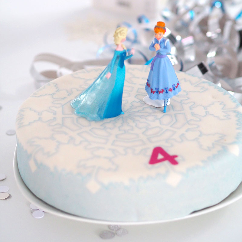 Anna_und_Elsa_von_die_Eisk_nigin_auf_Schneeflocken-Torte