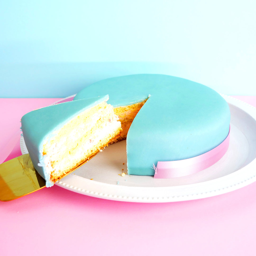 Gâteau bleu avec ruban