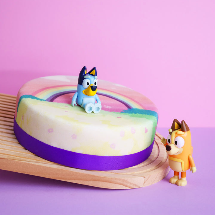 Figurine Bluey® sur gâteau arc-en-ciel