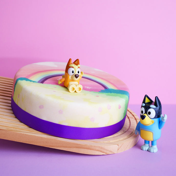 Figurine Bluey® sur gâteau arc-en-ciel