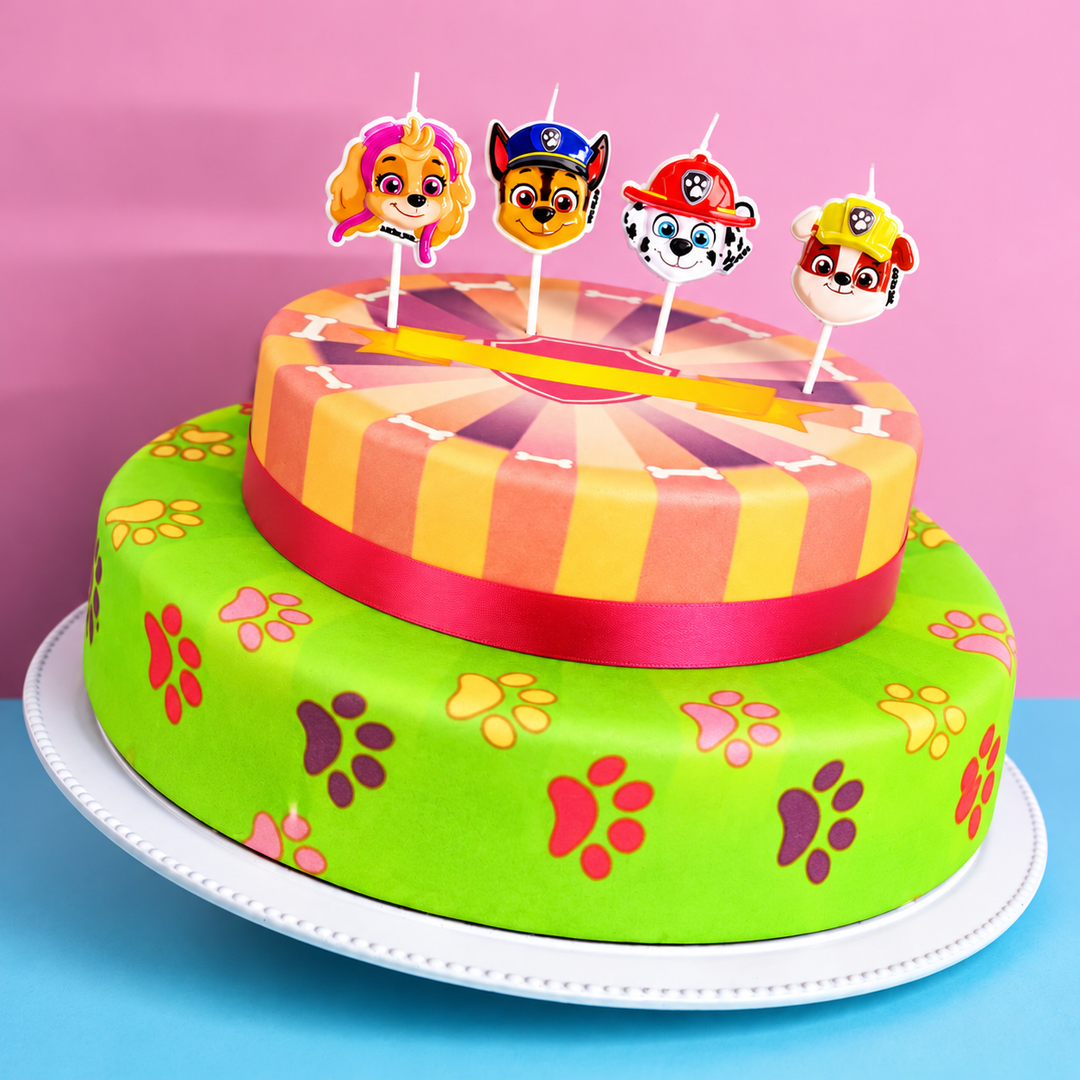 Bougies Pat'Patrouille® sur gâteau 2 étages avec pattes de chien roses