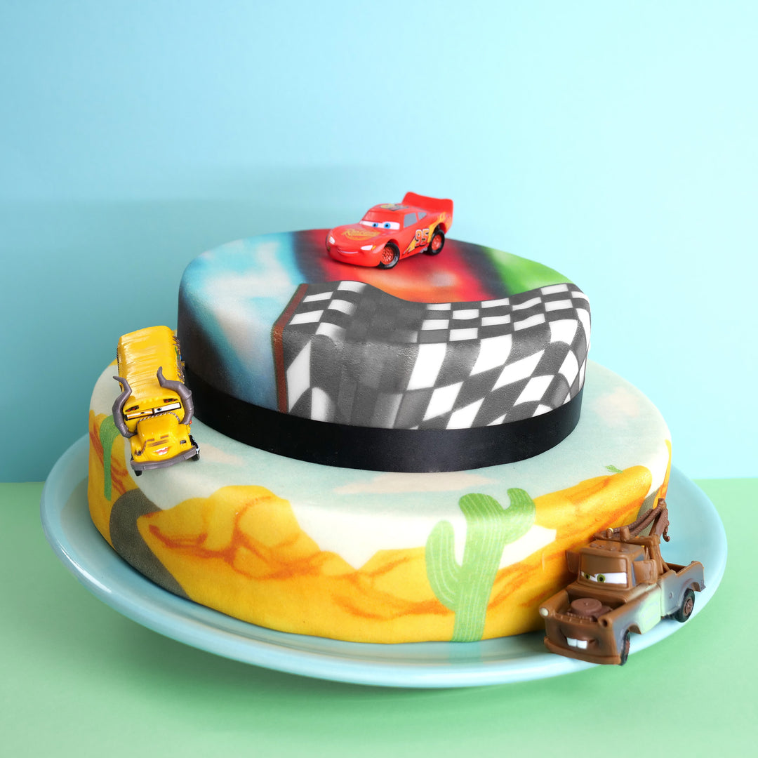 Cars®- Lightning McQueen, Hook und Miss Fritter auf zweistöckiger Wüstenrennen-Torte