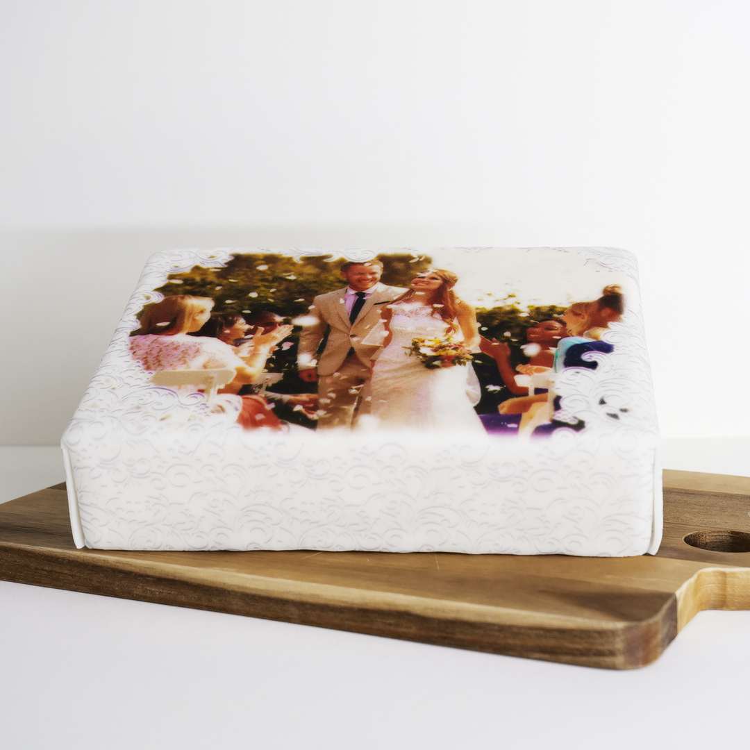 Eckige Hochzeits-Fototorte mit weißen Ornamenten