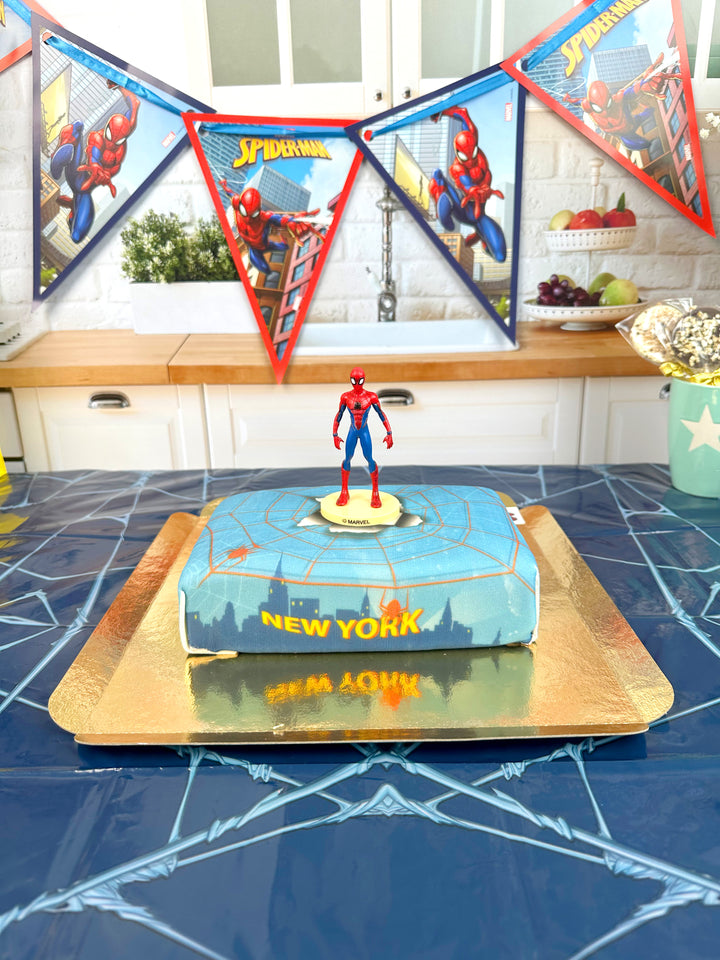 Figurine Spiderman® sur Gâteau avec toile d'araignée au-dessus de New York