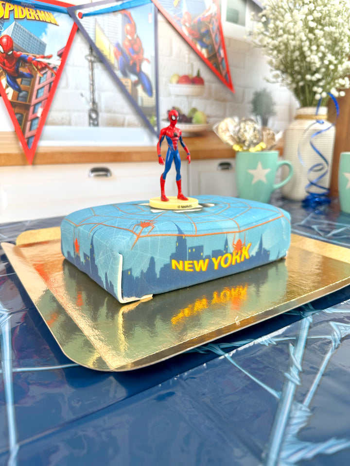 Figurine Spiderman® sur Gâteau avec toile d'araignée au-dessus de New York