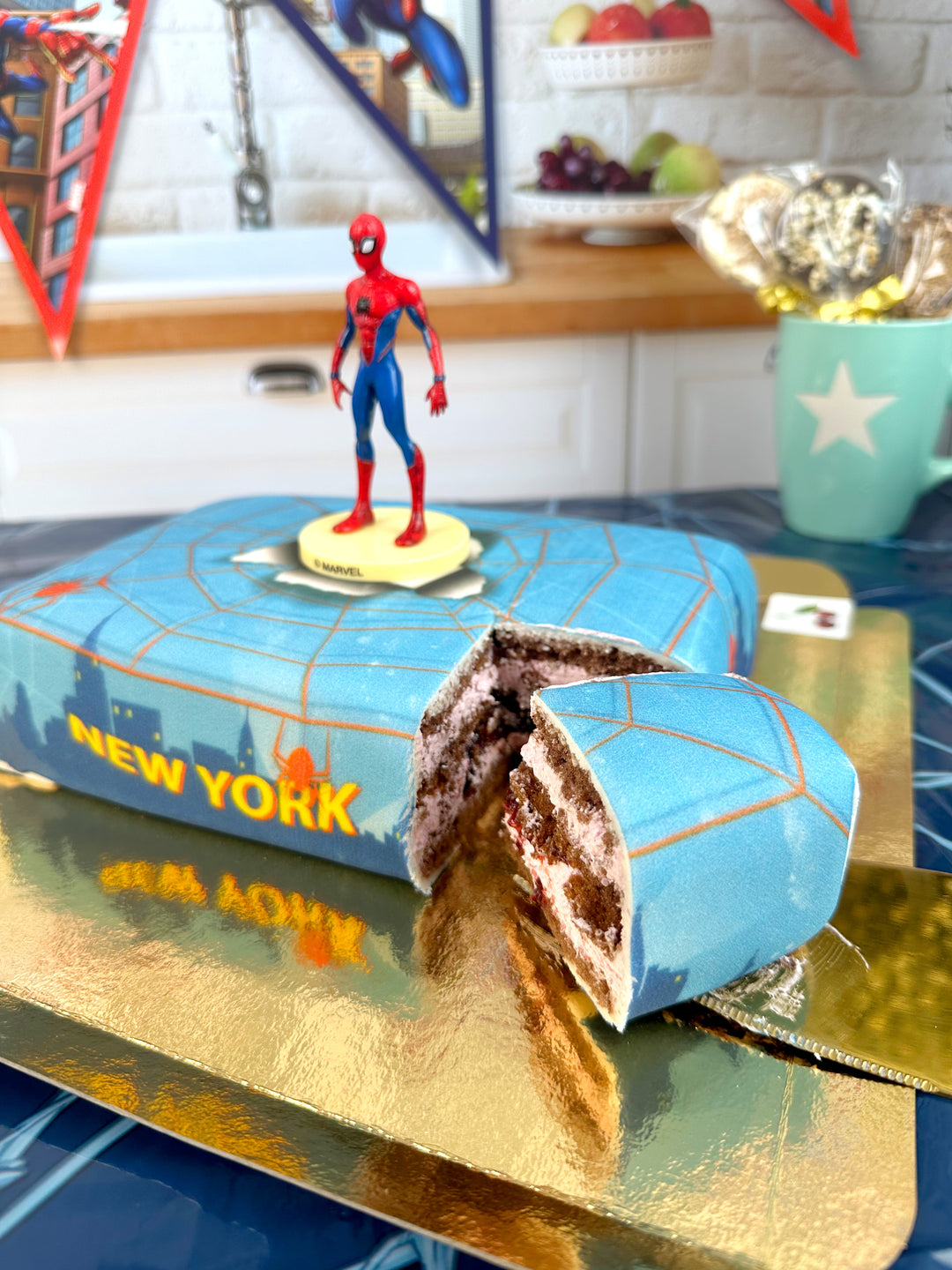 Figurine Spiderman® sur Gâteau avec toile d'araignée au-dessus de New York