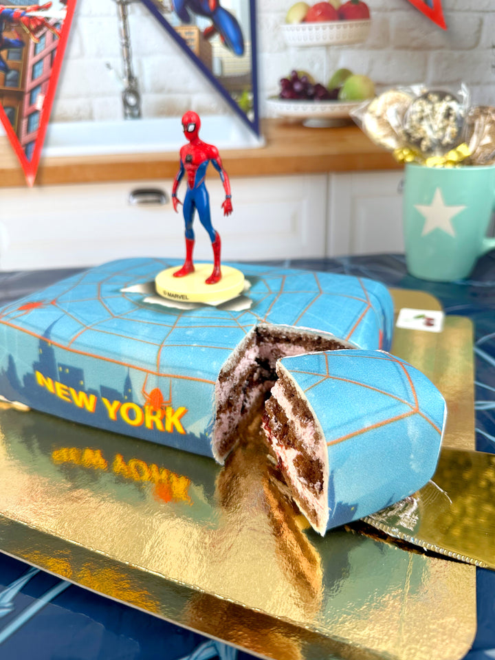 Figurine Spiderman® sur Gâteau avec toile d'araignée au-dessus de New York
