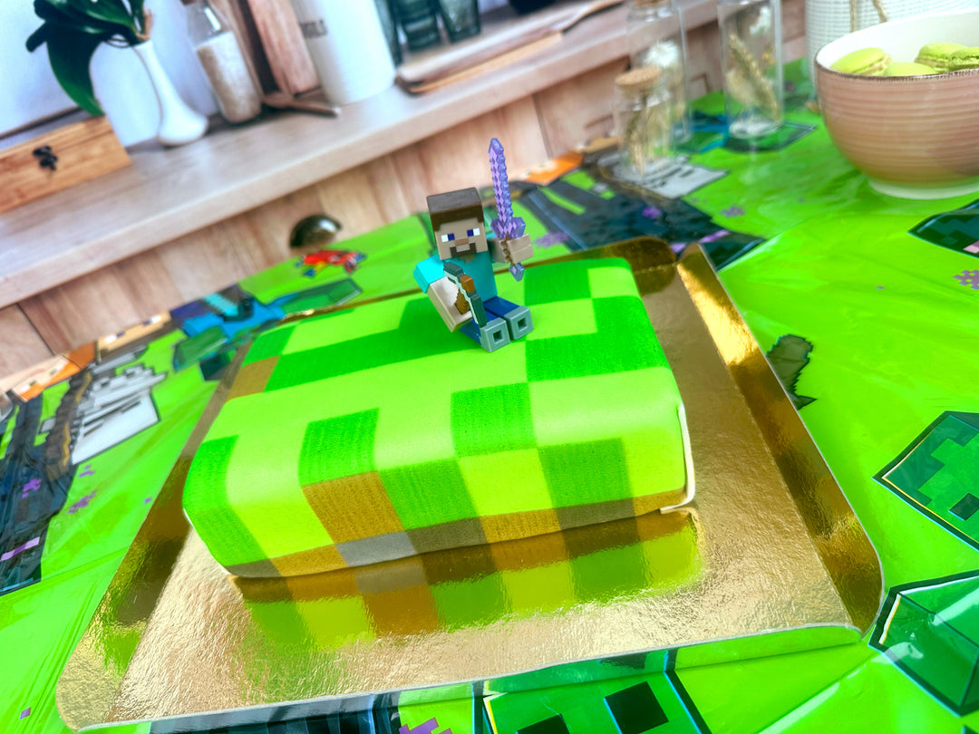 Figurine Minecraft® sur gâteau « monde des jeux »