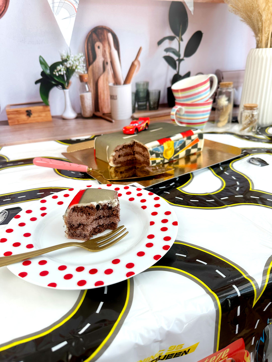 Gâteau avec figurine Cars® - Flash® McQueen sur circuit