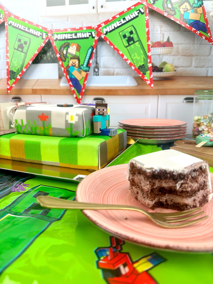 Figurines Minecraft® sur gâteau « monde des jeux » deux étages 