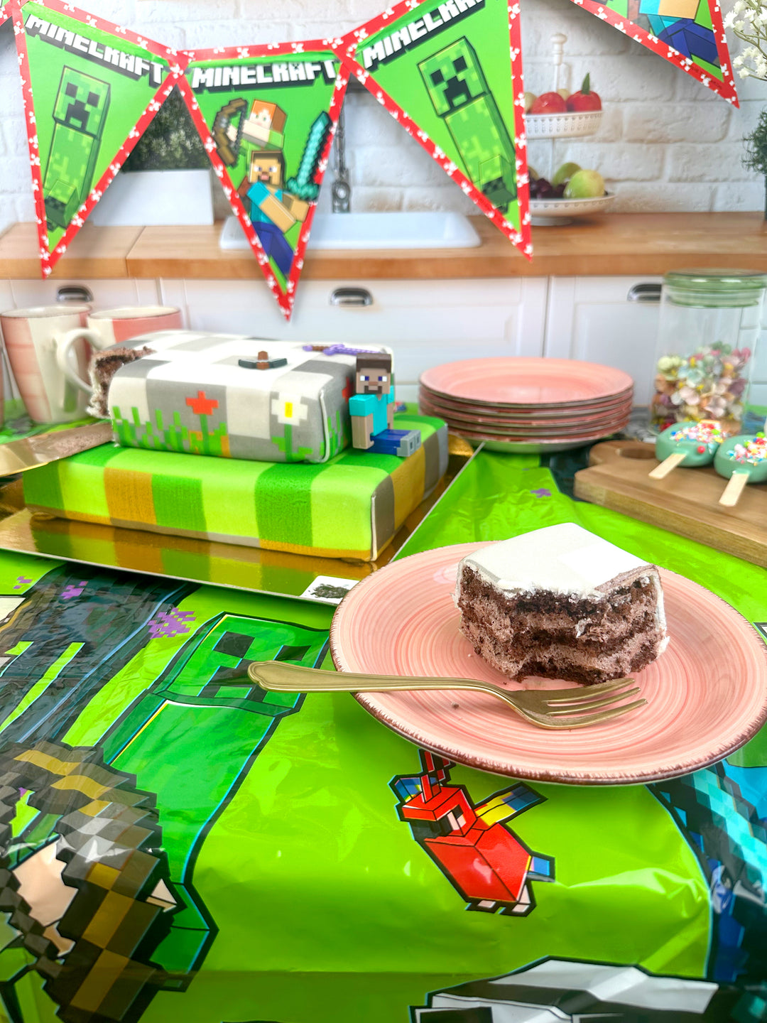 Figurines Minecraft® sur gâteau « monde des jeux » deux étages 