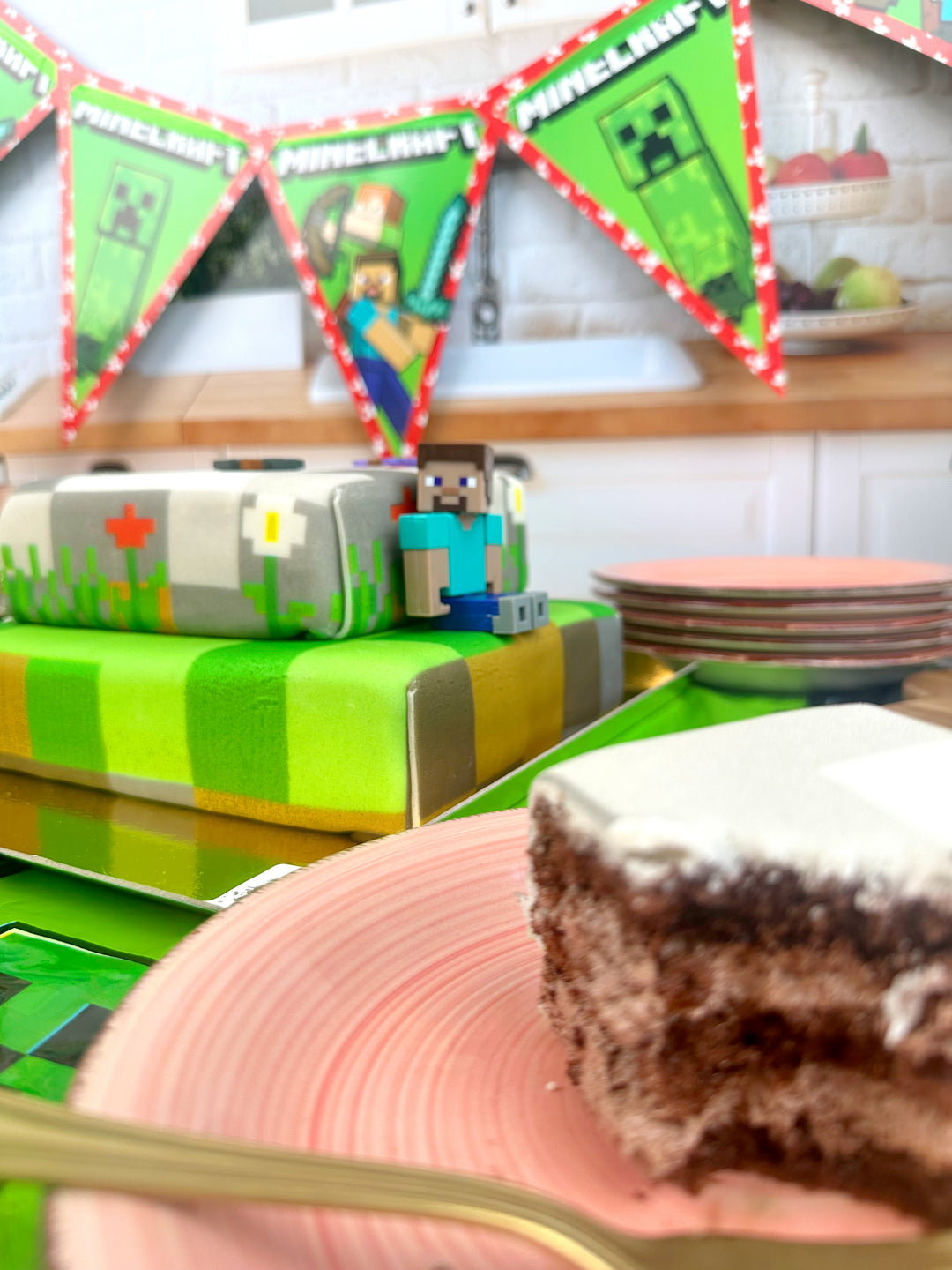 Figurines Minecraft® sur gâteau « monde des jeux » deux étages 