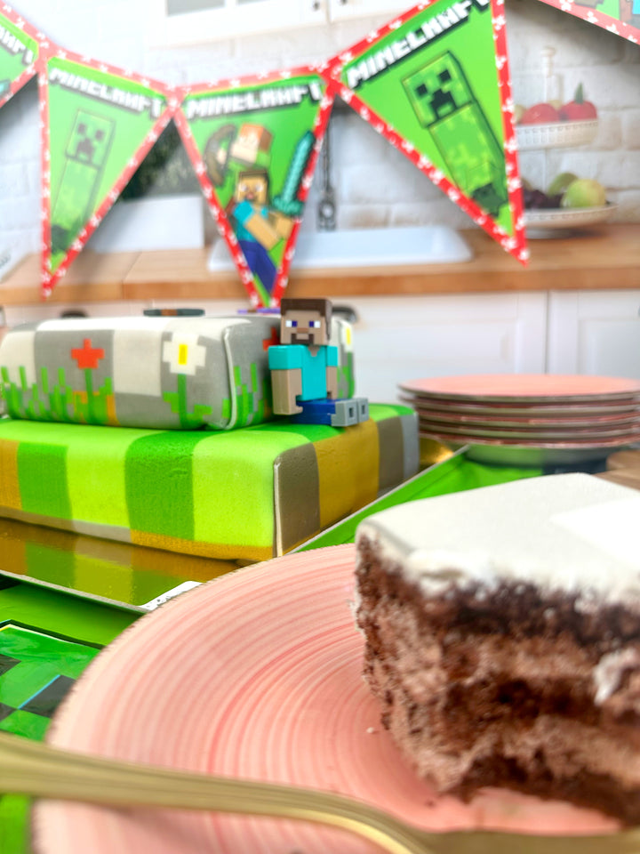 Figurines Minecraft® sur gâteau « monde des jeux » deux étages 