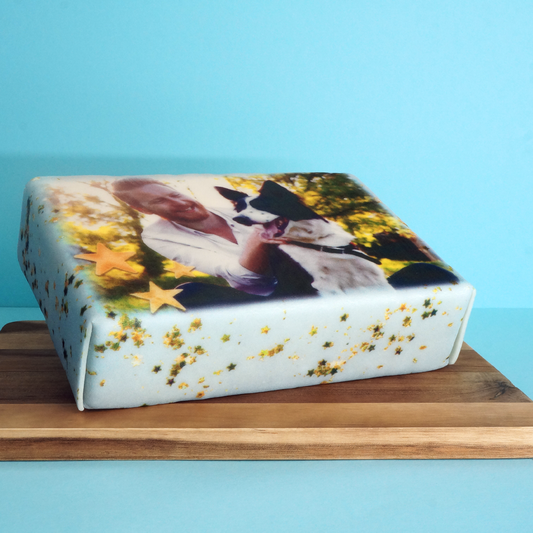 Gâteau photo rectangulaire avec confettis étoiles bleues