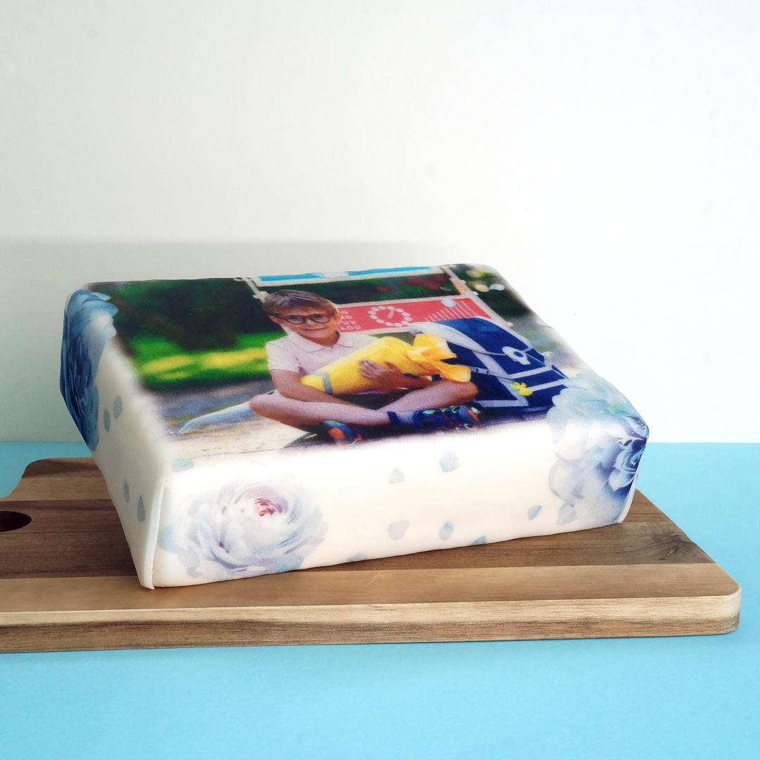 Gâteau photo rectangulaire avec cadre fleurs bleues
