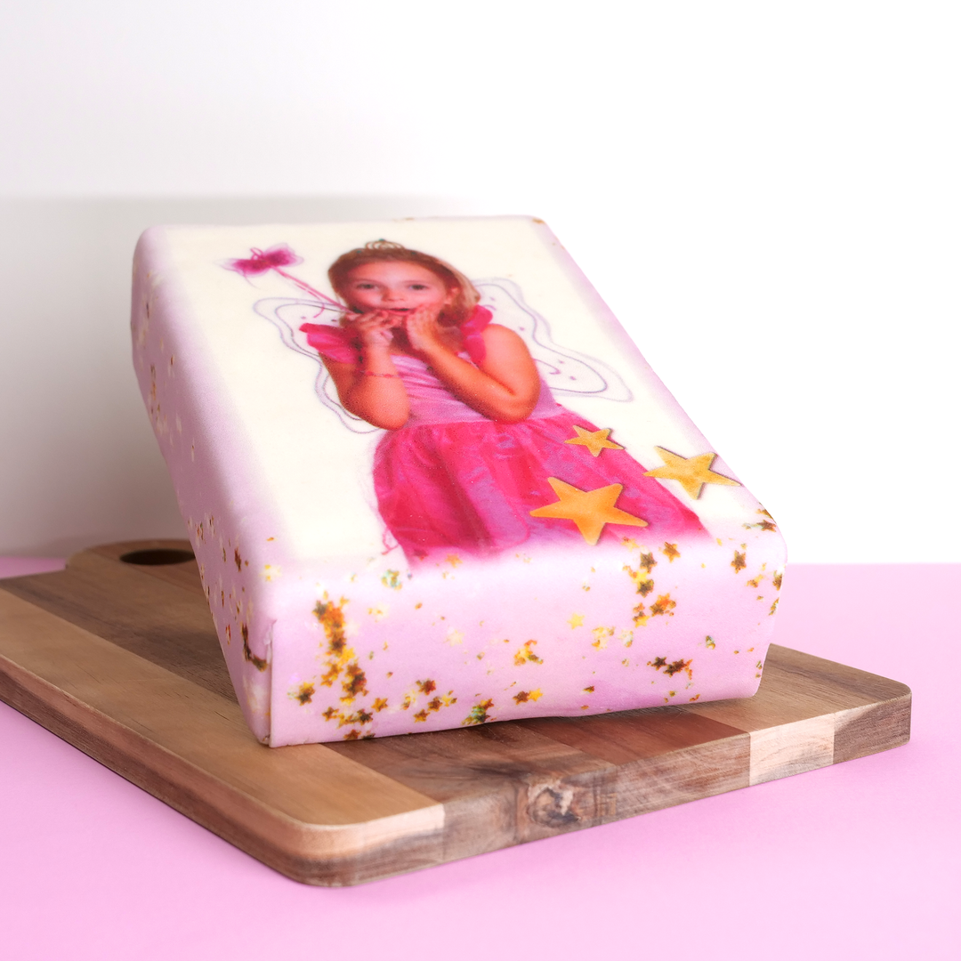 Gâteau photo rectangulaire avec confettis étoiles roses