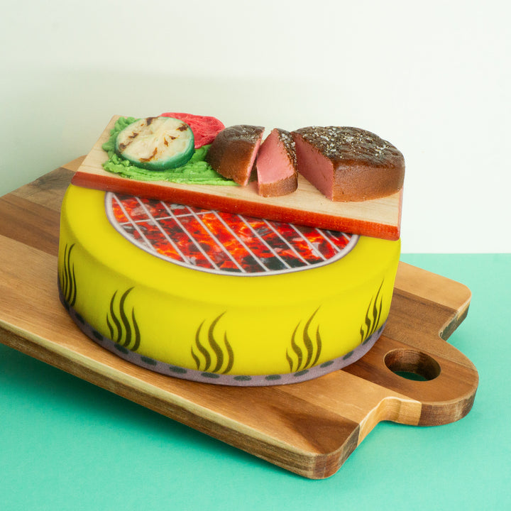 Gâteau barbecue avec grillades en pâte d'amande comestibles