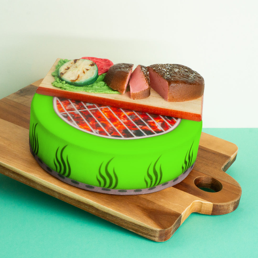 Gâteau barbecue avec grillades en pâte d'amande comestibles
