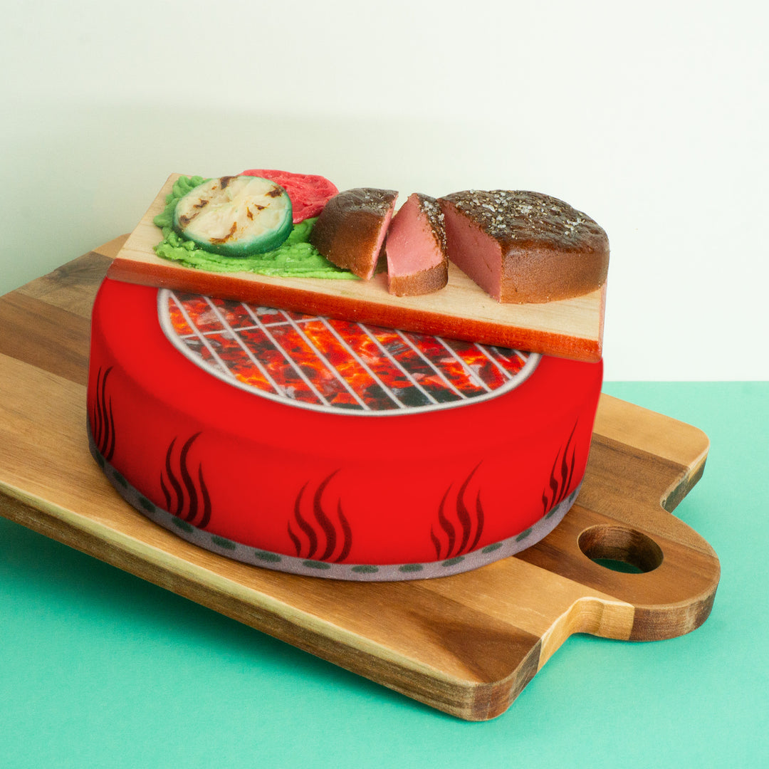 Gâteau barbecue avec grillades en pâte d'amande comestibles
