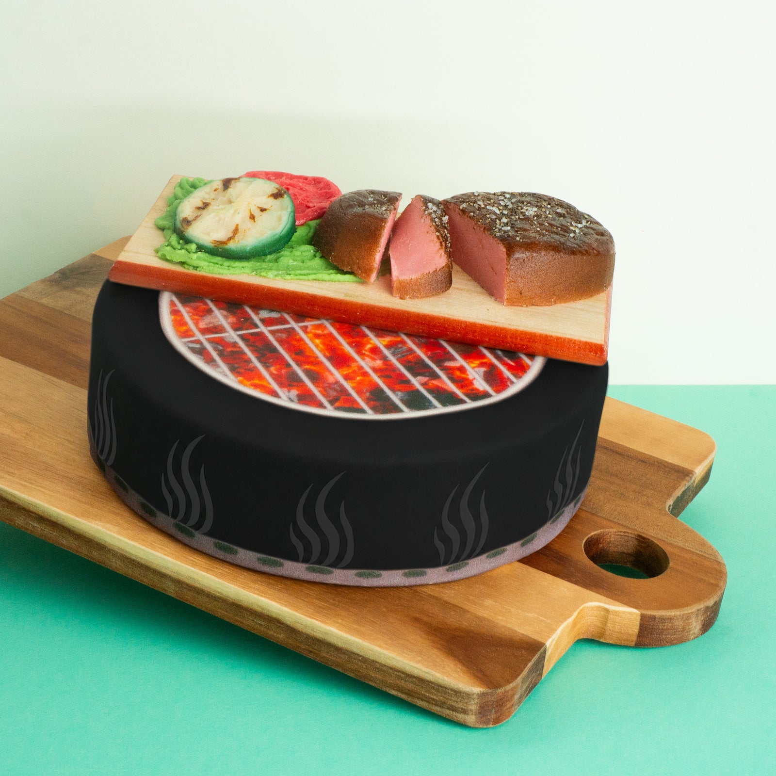 Gâteau barbecue avec grillades en pâte d'amande comestibles