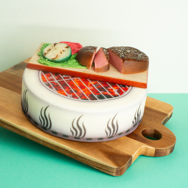 Gâteau barbecue avec grillades en pâte d'amande comestibles