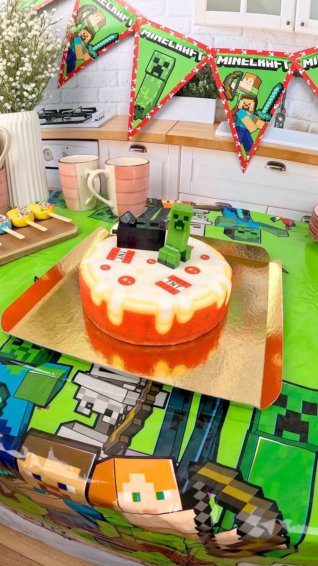 Figurine Minecraft® sur gâteau TNT