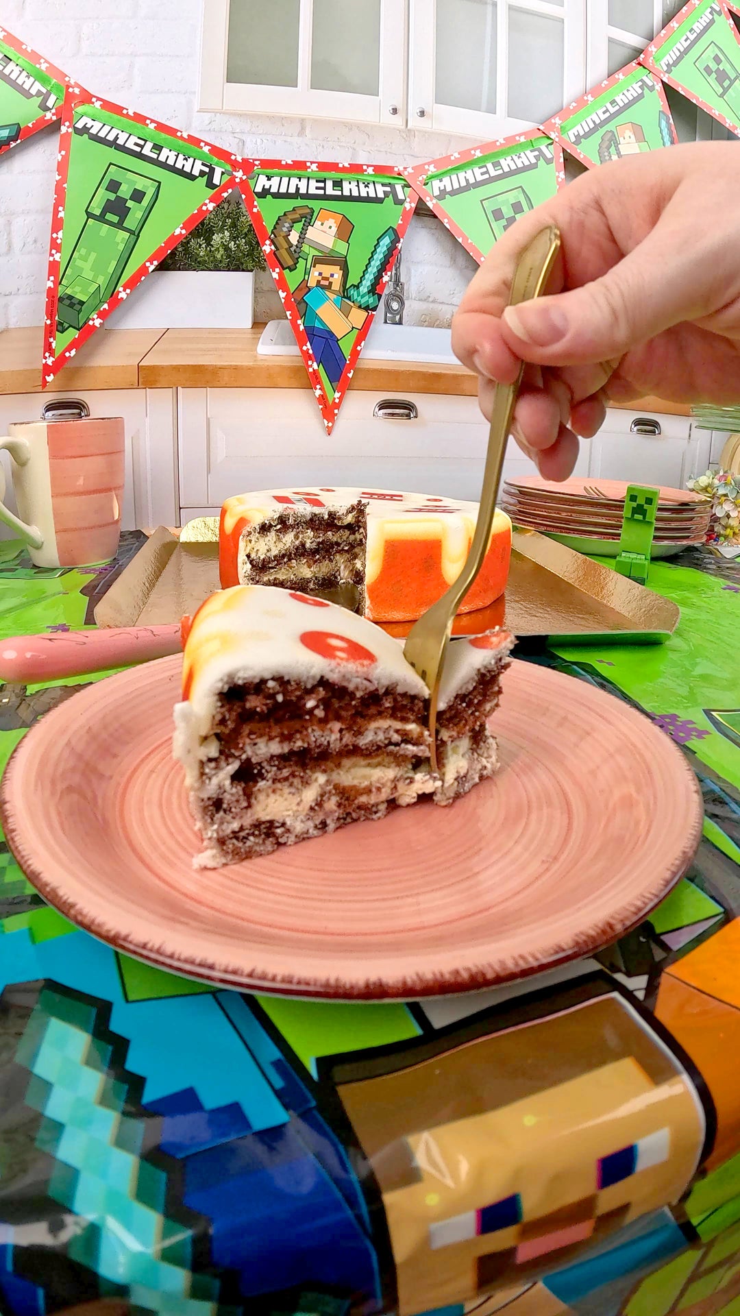 Figurine Minecraft® sur gâteau TNT