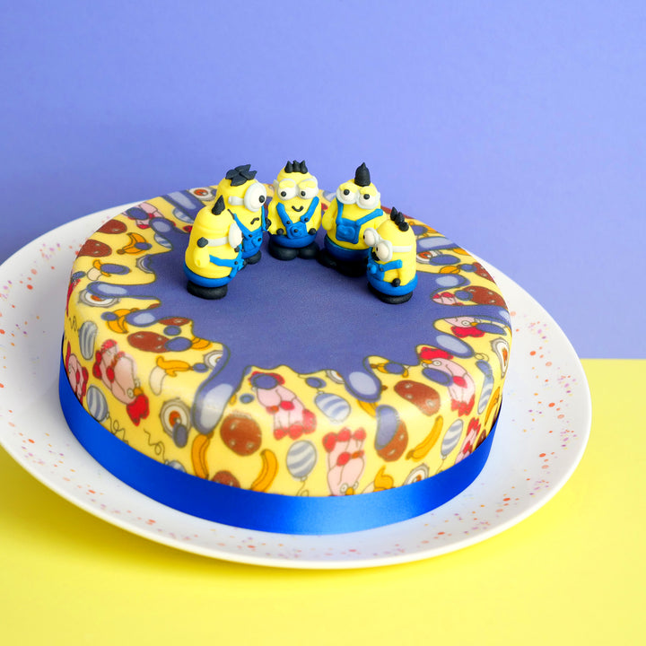 Minions® sur gâteau à motif espiègle