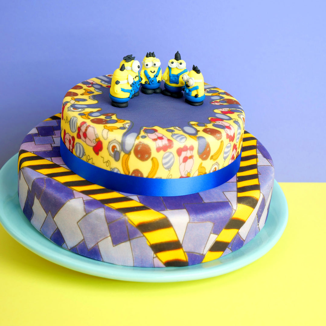 Minions® sur gâteau à motif espiègle 2 étages