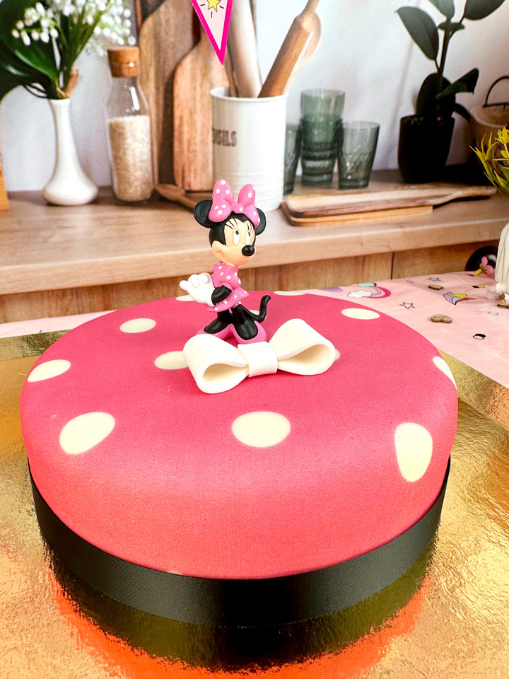 Minnie® sur gâteau rose à pois