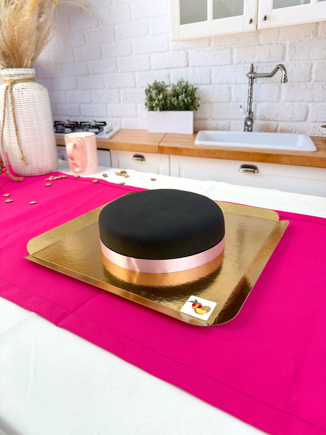 Gâteau noir avec ruban