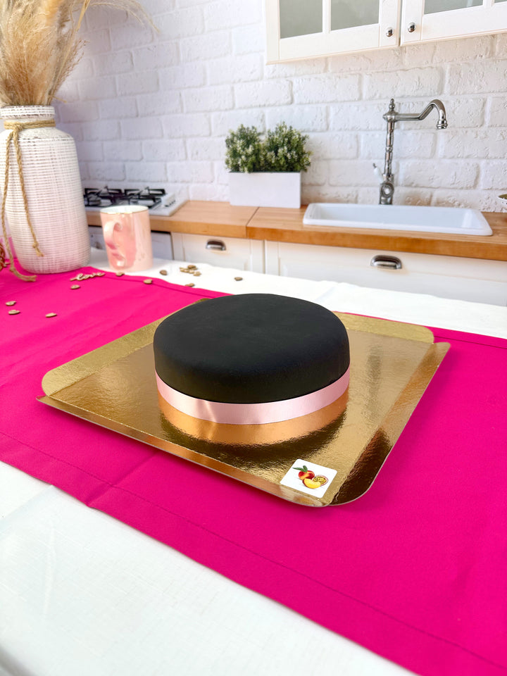 Gâteau noir avec ruban