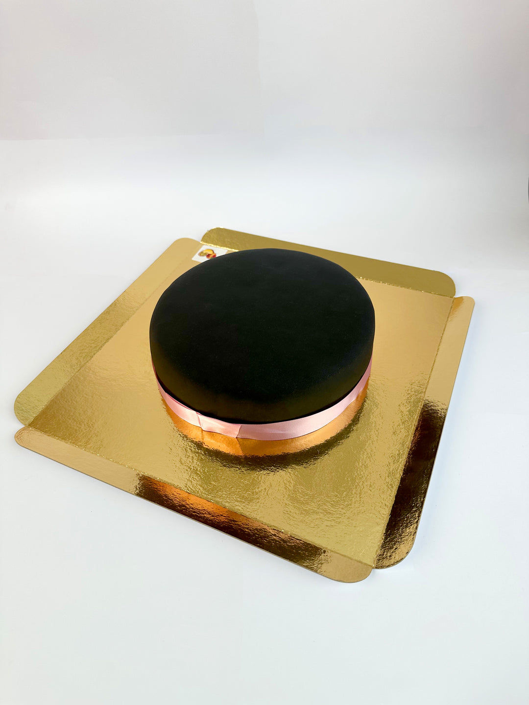 Gâteau noir avec ruban