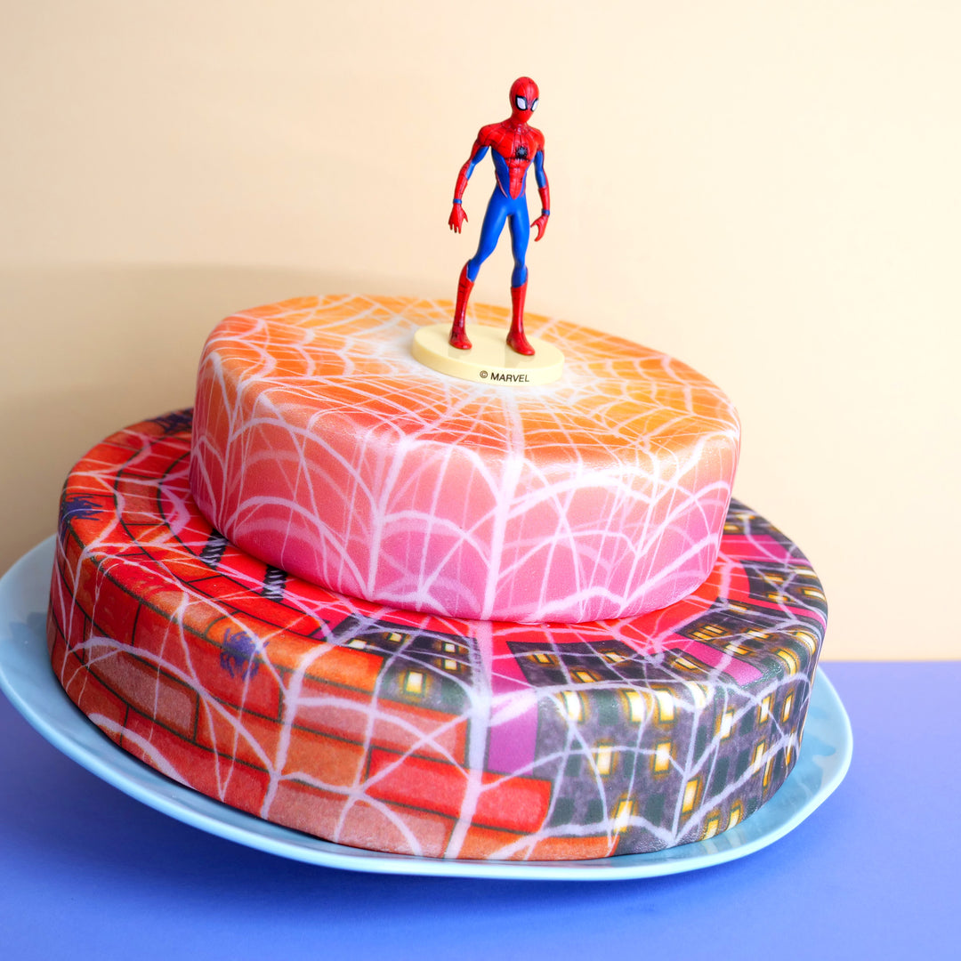 Spider-Man® auf 2-stöckiger verwebter Stadtabend-Torte
