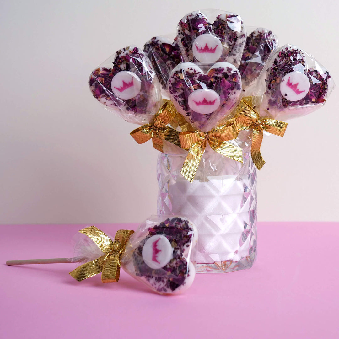 Sucettes blanches en forme de cœur avec pétales de rose et logo (10 pièces)