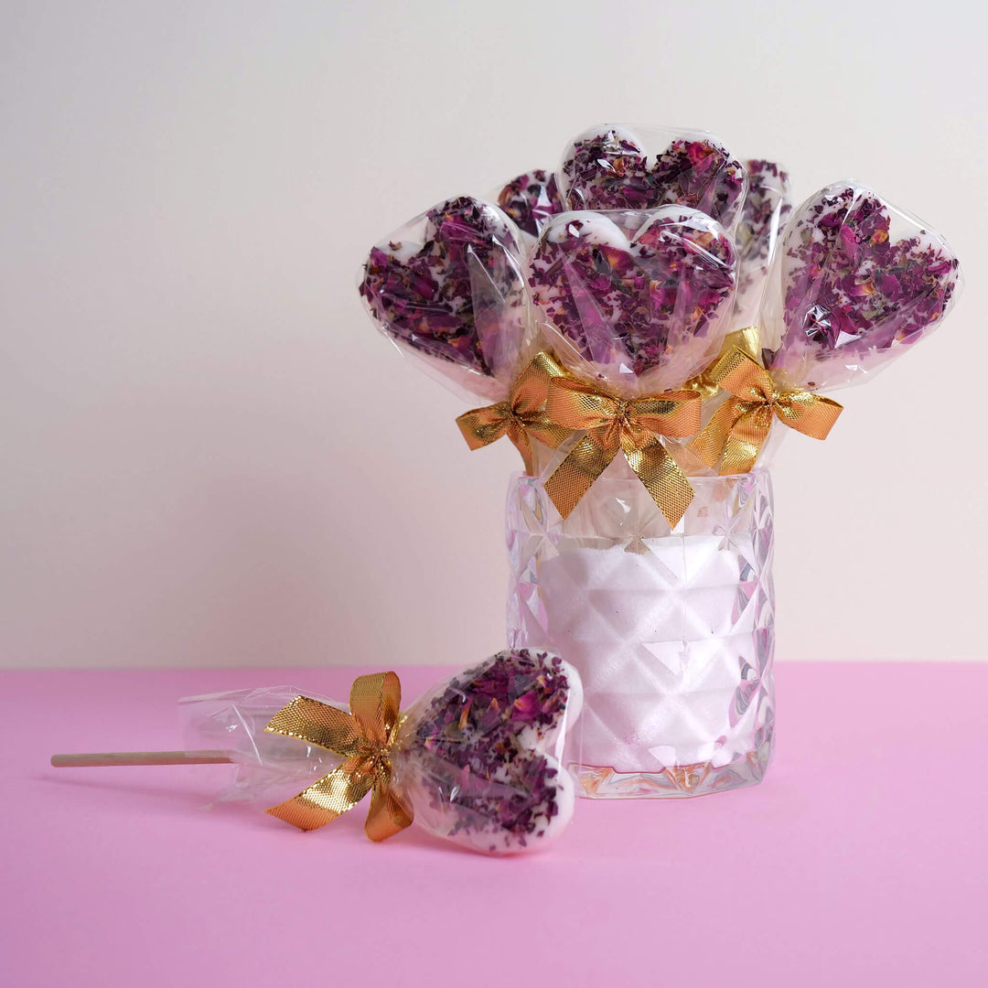 Sucettes blanches en forme de cœur avec pétales de rose (10 pièces)