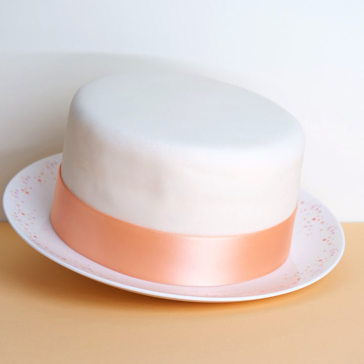 Gâteau Deluxe blanc avec ruban