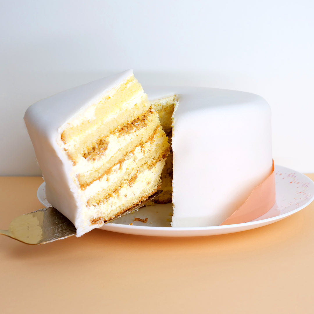 Gâteau Deluxe blanc avec ruban