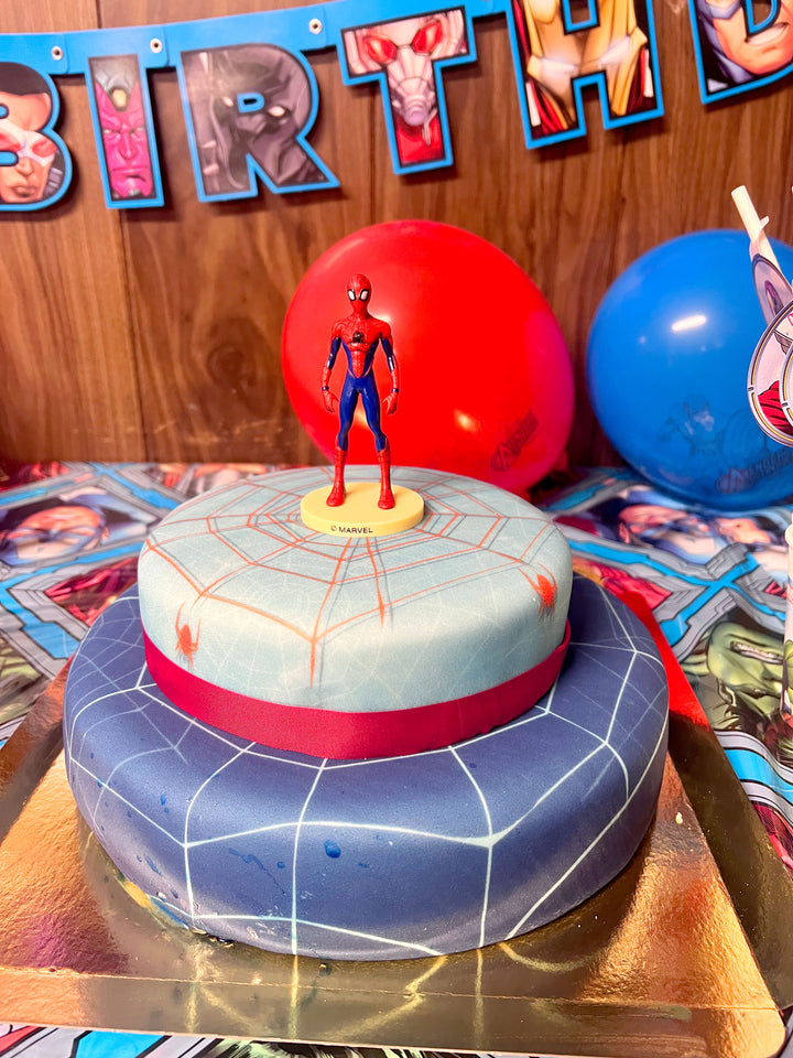 Gâteau Spiderman® et sa toile d'araignée avec ruban