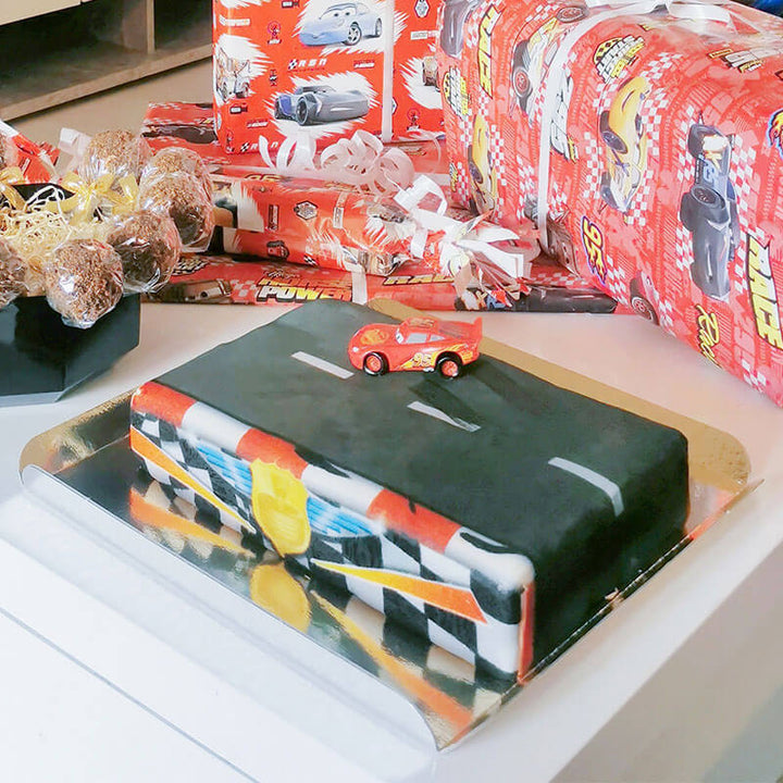 Gâteau avec figurine Cars® - Flash® McQueen sur circuit