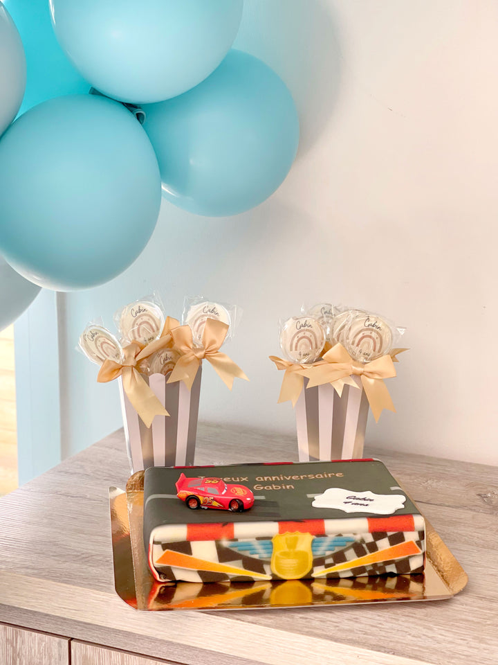 Gâteau avec figurine Cars® - Flash® McQueen sur circuit