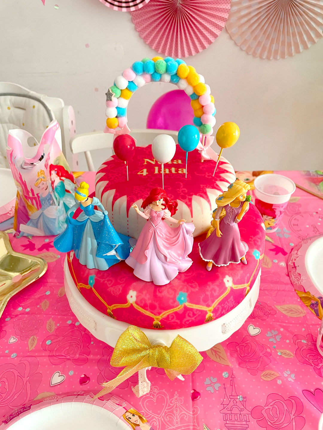 Les 3 princesses® en gâteau 2 étages avec rubans