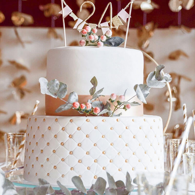 Gâteau "Happy Birthday" Deluxe à deux étages (plusieurs coloris)